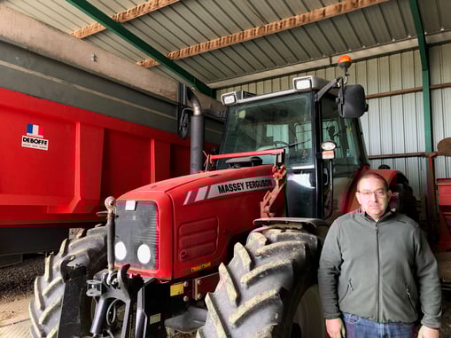 Cyril Dancourt devant son tracteur 
