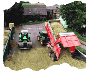 Attention aux buty ! Les roues des bennes et tracteurs entrants dans le silo ne doivent pas apporter de terre ! Sinon, il faut vider devant le silo !