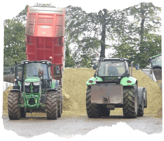 Avec 2 tracteurs- tasseurs en action, chez Delphine, on a mis les moyens pour contrôler le rythme d’arrivée des remorques !